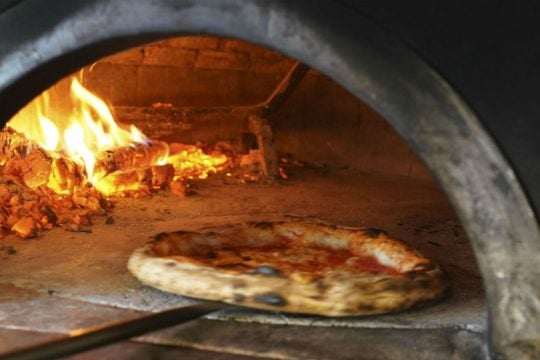 Στην «τσιμπίδα» της ΑΑΔΕ πιτσαρία στην Αργυρούπολη με αδήλωτο τζίρο 635.000 ευρώ