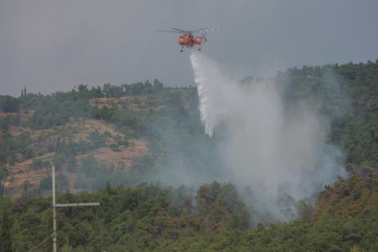 Σε επιφυλακή η πυροσβεστική για το Σεΐχ Σου – Υπό μερικό έλεγχο η φωτιά