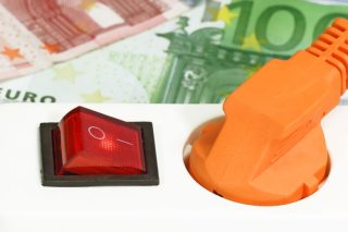 Νέο άλμα στη χονδρική τιμή ηλεκτρικού ρεύματος