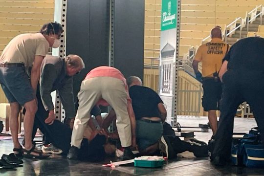 Επίθεση από άγνωστο δέχθηκε ο συγγραφέας Σαλμάν Ρούσντι