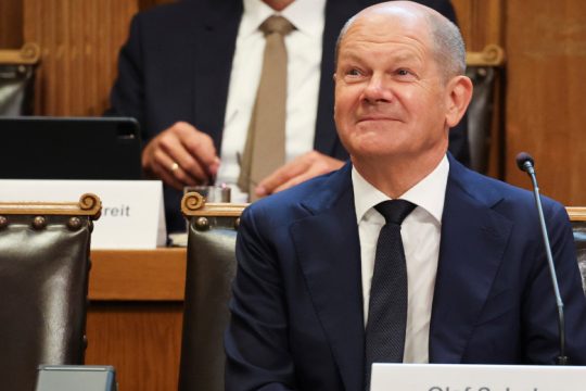 Κατάθεση Σολτς για το σκάνδαλο δεκάδων δισεκατομμυρίων