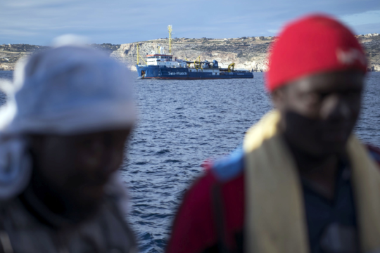 Επιτέλους, άδεια ελλιμενισμού στη Σικελία για πλοίο γεμάτο πρόσφυγες – μετανάστες