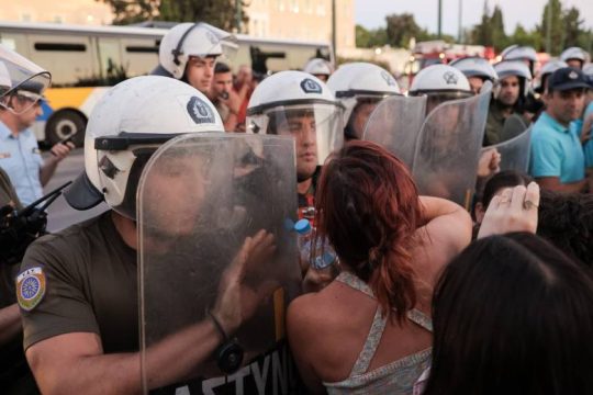 Καταστολή και μια κυβέρνηση που δεν τολμά να αναφέρει τον όρο «γυναικοκτονία»