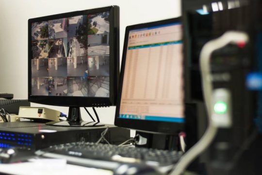 Βολές για το σκάνδαλο των υποκλοπών από τη μειοψηφία της ΕνΔΕ