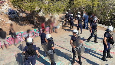 Βίαιες προσαγωγές καταγγέλλουν κάτοικοι στον Λόφο Στρέφη