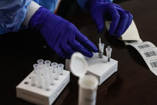 Covid-19: Όχι και τόσο η ασφαλής η καραντίνα μόνο για πέντε ημέρες από τα συμπτώματα