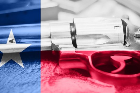 Με δικαστική απόφαση, στο Τέξας θα επιτρέπεται πώληση πιστολιών και σε 18χρονους