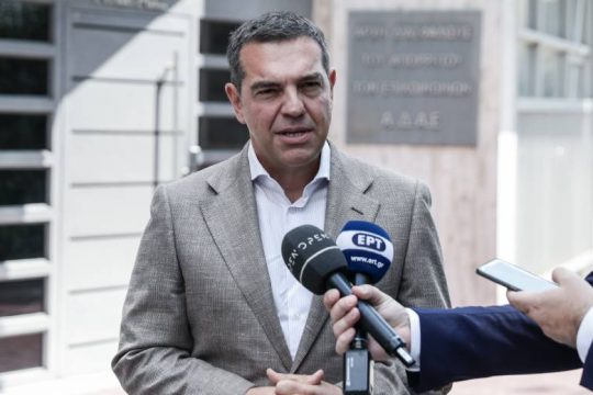 Έρευνα για το αν και πόσοι πολιτικοί παρακολουθούνται ακόμη ζητά ο Αλ. Τσίπρας