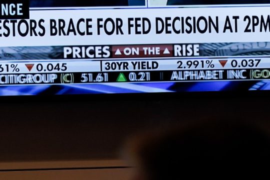 Επιμένει στις αυξήσεις επιτοκίων η Fed και στη σφικτή νομισματική πολιτική