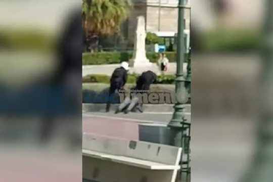 Βίντεο – ντοκουμέντο: Ωμή αστυνομική βία στο κέντρο της Αθήνας 