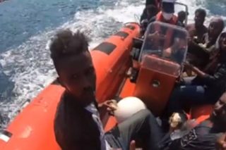 ABR: Πνίγηκαν πρόσφυγες στη Χίο, τους πέταξαν με χειροπέδες στη θάλασσα