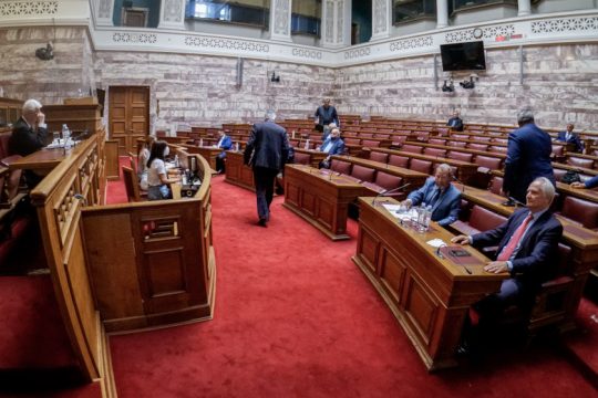 Στήνουν επιτροπή-παρωδία για να «θάψουν» το σκάνδαλο υποκλοπών