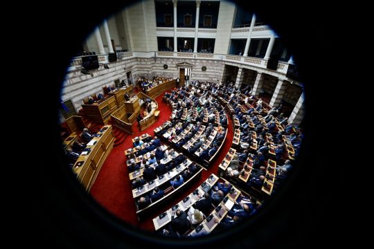 Στη δίνη της πολιτικής κρίσης