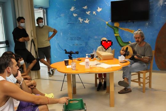 Μια ξεχωριστή εμφάνιση του Γιάννη Χαρούλη στην Ογκολογική του ΠΑΓΝΗ