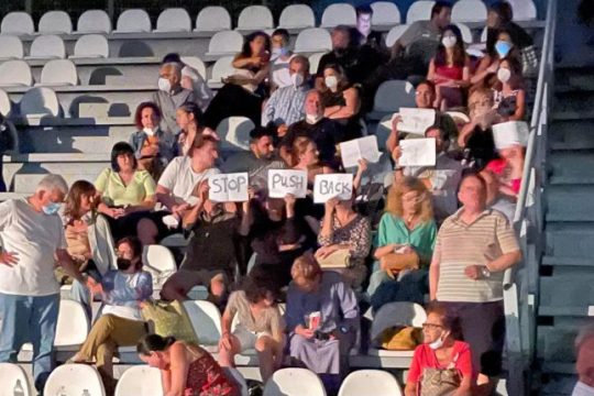 Αποδοκιμάστηκε ο Μηταράκης σε συναυλία στη Χίο