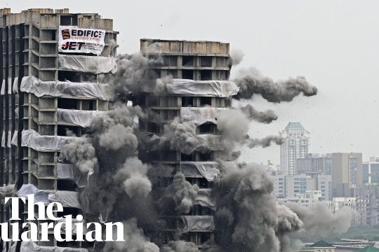 Η εντυπωσιακή στιγμή της κατεδάφισης δύο ουρανοξυστών στην Ινδία