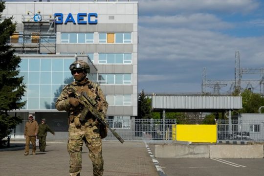 Ουκρανική οβίδα φέρεται να έπληξε οροφή κτιρίου στον πυρηνικό σταθμό της Ζαπορίζια