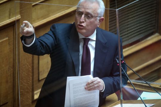 Υποκλοπές: Στο στόχαστρο του ΣΥΡΙΖΑ  τα ψέματα Μαξίμου για απόρρητες συμβάσεις