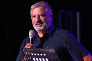 Επιχειρεί να περάσει «έτοιμες δουλειές» με fast track διαδικασίες