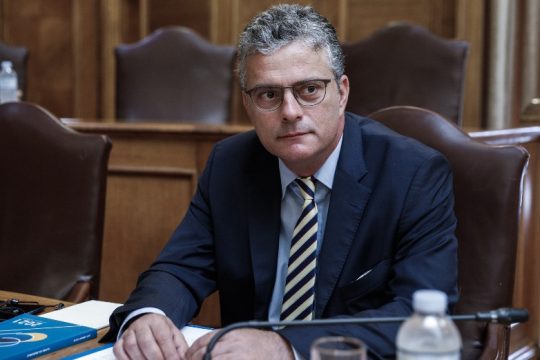 Eνστάσεις από τον Συνήγορο του Πολίτη για συμμετοχή του σε επιτροπές του υπουργείου Μετανάστευσης