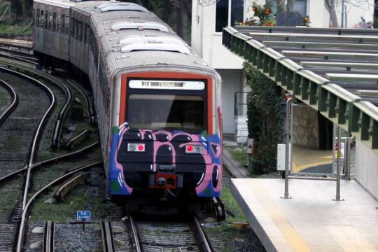 Γυναίκα τραυματίστηκε από πέτρα που εκσφενδονίστηκε σε συρμό του ηλεκτρικού
