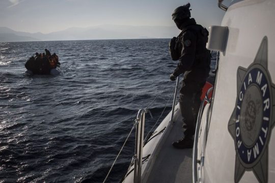 Δημοσίευμα-κόλαφος του Guardian εκθέτει κυβέρνηση ΝΔ και Frontex για τις επαναπροωθήσεις