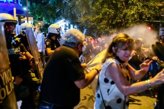 Με χημικά και συλλήψεις η καταστολή μαζικής πορείας για τα Εξάρχεια