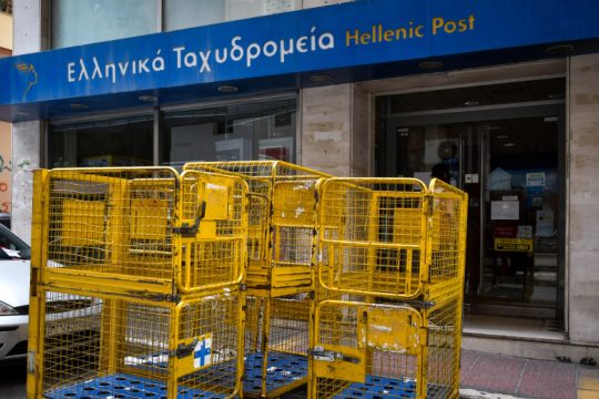 Υπάλληλος ΕΛΤΑ συνελήφθη για υπεξαίρεση και τη «σκηνοθεσία» ληστεία σε βάρος του