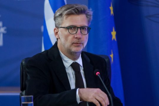 Ανοίγματα σε «εκσυγχρονιστές πολιτικούς», δικαιολογίες και κινδυνολογία για κυβερνήσεις συνεργασίας