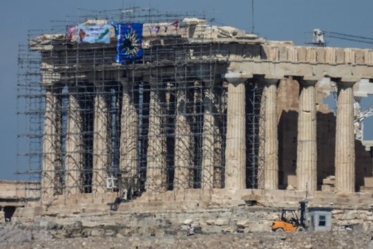 Άνδρας σκαρφάλωσε στον Παρθενώνα και κρέμασε πανό και σημαίες