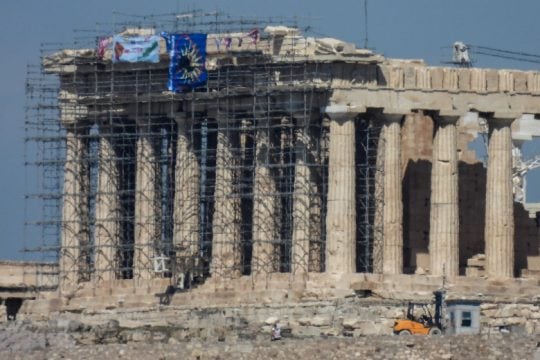 Συνελήφθη ο άνδρας που κρέμασε σημαίες στον Παρθενώνα