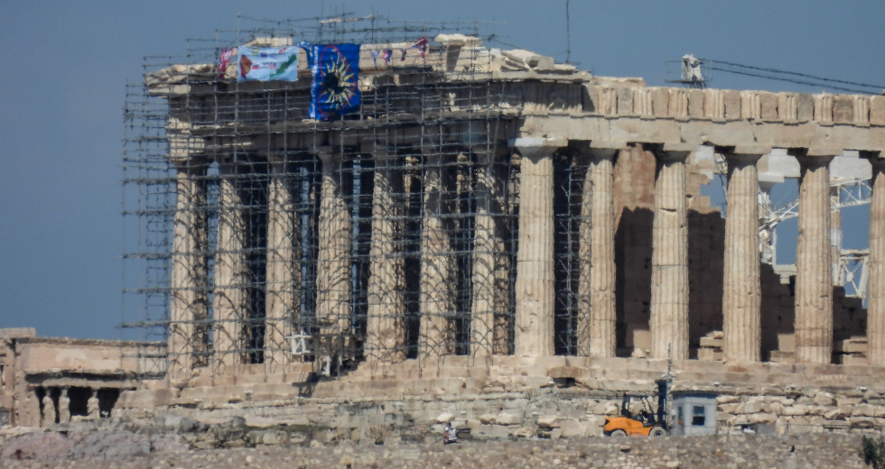 Συνελήφθη ο άνδρας που κρέμασε σημαίες στον Παρθενώνα