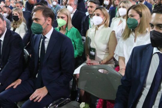 Στις κυβερνητικές αντιφάσεις για το σκάνδαλο υποκλοπών επιμένει το ΠΑΣΟΚ