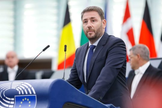 Ευθέα πυρά Ανδρουλάκη κατά Μητσοτάκη από το Ευρωκοινοβούλιο