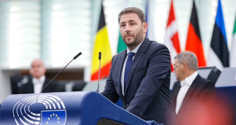 Ευθέα πυρά Ανδρουλάκη κατά Μητσοτάκη από το Ευρωκοινοβούλιο