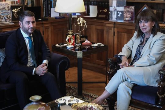 Προεδρικές αιχμές για το σκάνδαλο των παρακολουθήσεων