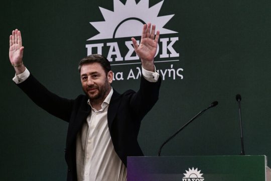 Ο «λάκκος» (Μητσοτάκης) και το εκκρεμές (Ανδρουλάκης)