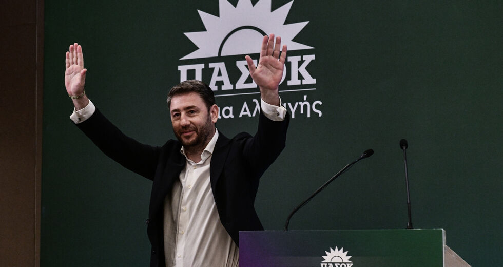 Ο «λάκκος» (Μητσοτάκης) και το εκκρεμές (Ανδρουλάκης)