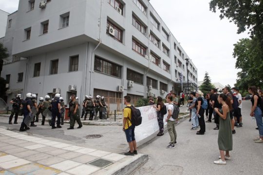 Κατασταλτικό κρεσέντο με χημικά και ξύλο κατά των φοιτητών στο ΑΠΘ [Βίντεο]
