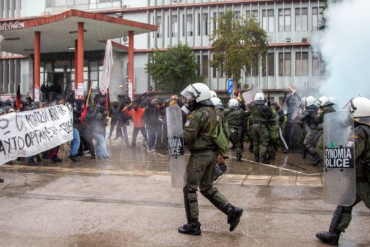 Δριμύ κατηγορώ γονέων φοιτητών για την αστυνομική βία στα πανεπιστήμια