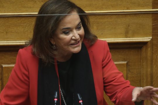 ΣΥΡΙΖΑ και ΠΑΣΟΚ κατά Μπακογιάννη με βέλη περί εκβιασμών και ομερτά