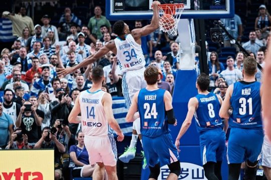 Στους «8» του Eurobasket η Ελλάδα μετά το ματς-θρίλερ με την Τσεχία