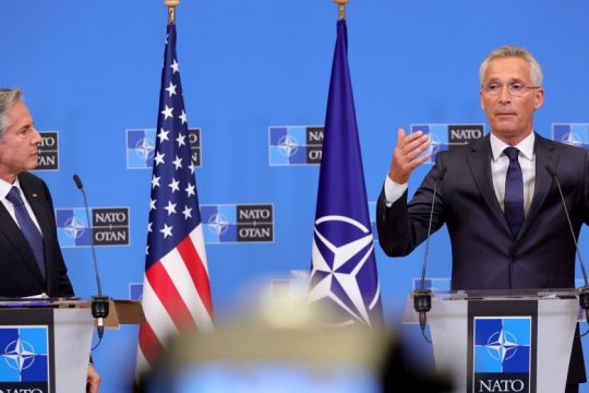 Μπλίνκεν και Στόλτενμπεργκ καλούν τους συμμάχους να εξοπλίσουν το Κίεβο εν όψει χειμώνα