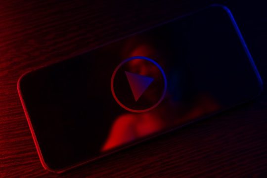 «Έγδυναν» διαδικτυακά συμμαθήτριες και διακινούσαν το πορνογραφικό υλικό