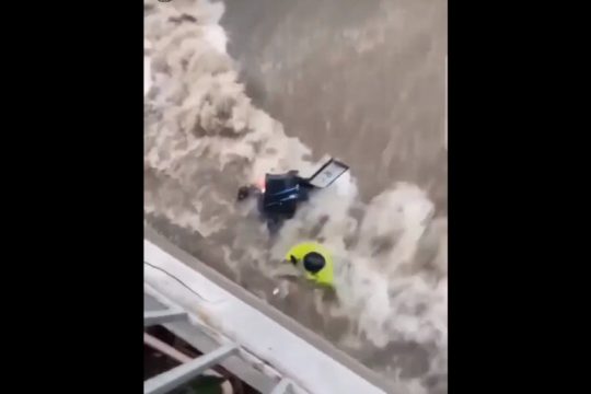 Τρομακτικό βίντεο από Θεσσαλονίκη: Ορμητικά νερά παρασύρουν διανομέα