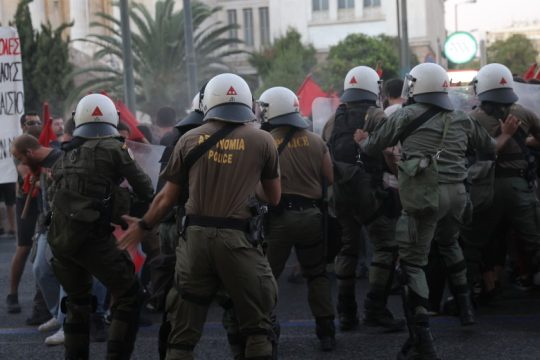 Χημικά και αύρες κατά φοιτητών από τα ΜΑΤ