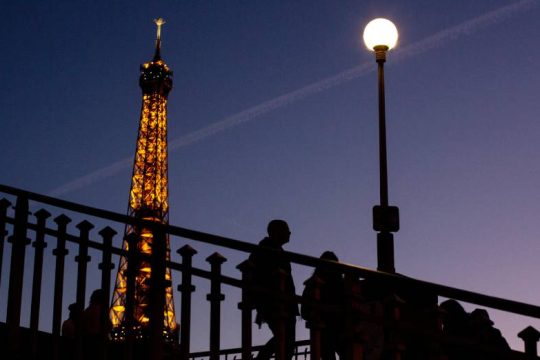 Το Παρίσι κάνει οικονομία σβήνοντας νωρίτερα τα φώτα στον Πύργο του Άιφελ