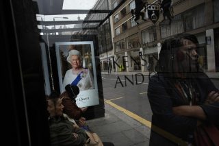 Oλοι κλαίνε εκτός…