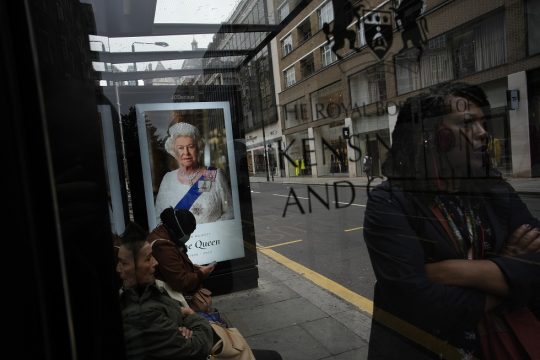 Oλοι κλαίνε εκτός…