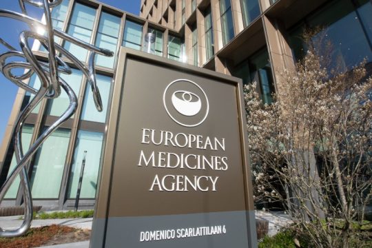 «Πράσινο φως» απ’ τον ΕΜΑ στα τροποποιημένα εμβόλια Pfizer και Moderna για την Όμικρον